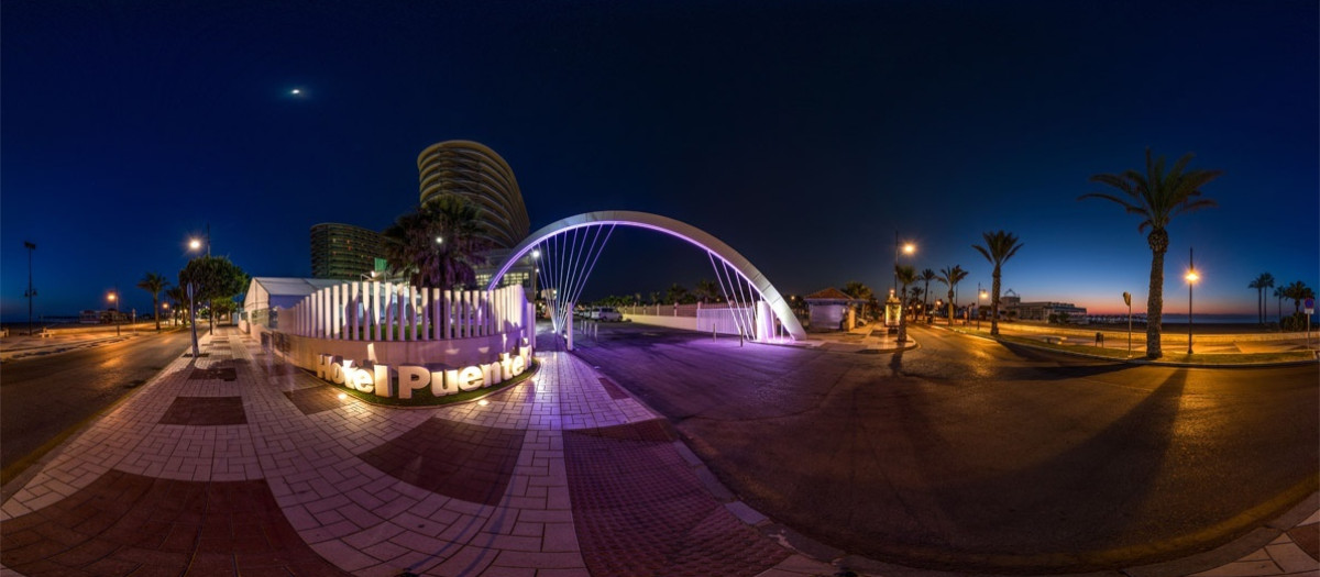 Entrada del hotel Puente Real, en Torremolinos (Málaga)