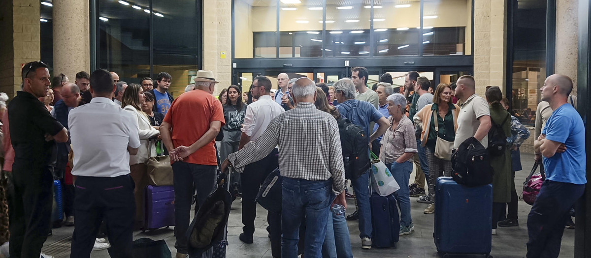 Unos 2.000 viajeros quedaron atrapados por el apagón en las estaciones de Ciudad Real y Puertollano