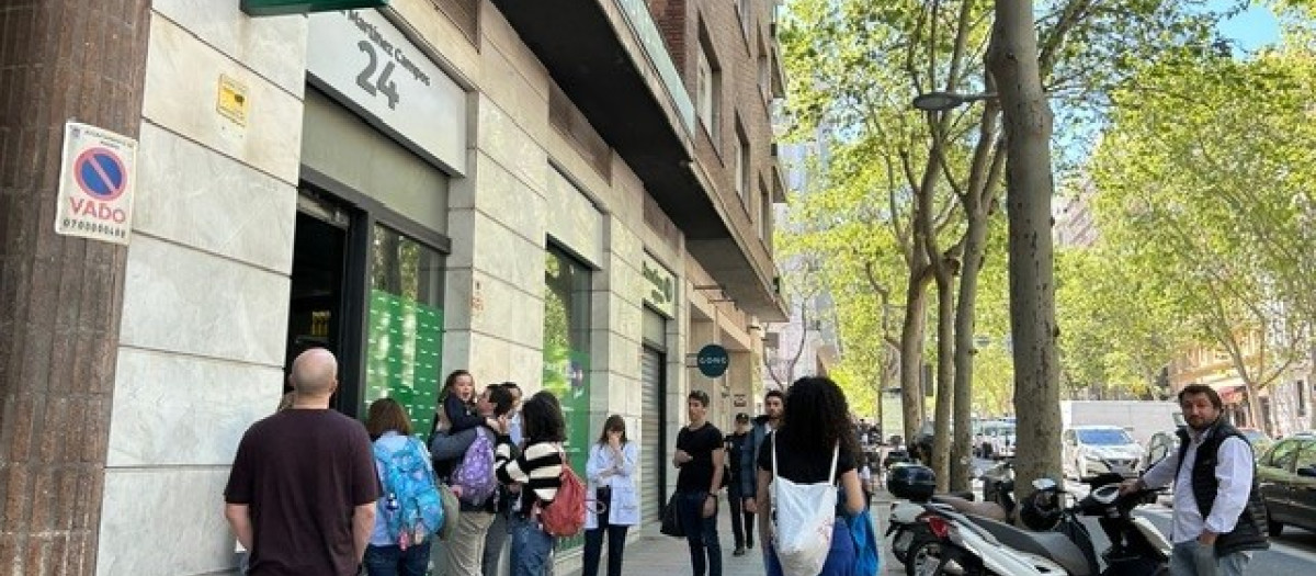 Cola para entrar en un supermercado de Madrid, una vez que se produjo el apagón