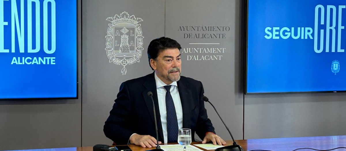 El alcalde de Alicante, Luis Barcala, durante su comparecencia de este martes