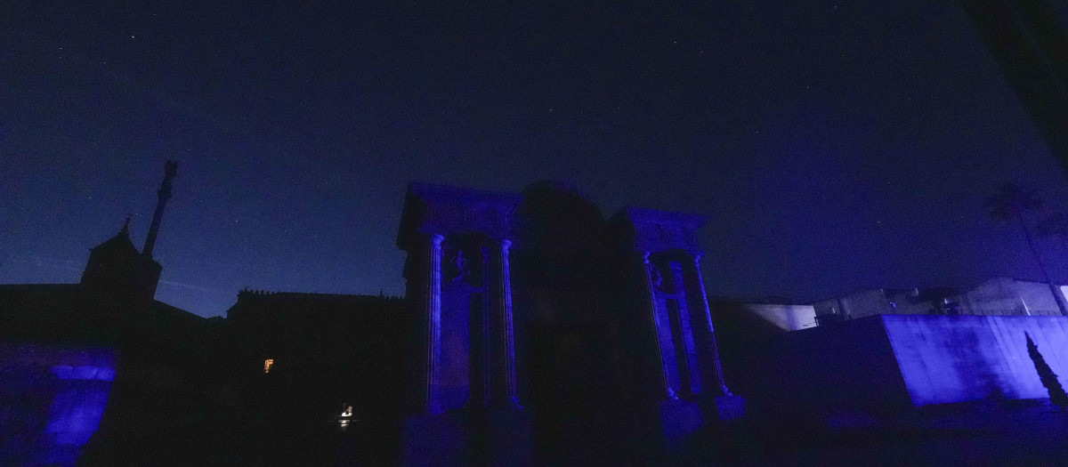 Vista del Arco del Triunfo de Córdoba sin luz en la noche del lunes