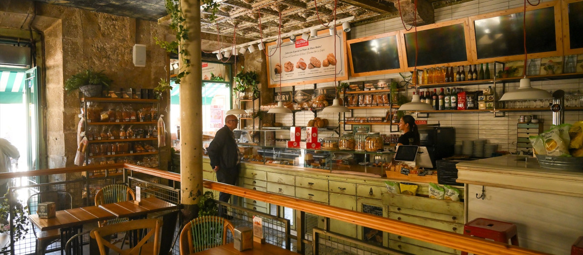 Interior de un bar en Santander durante el apagón
