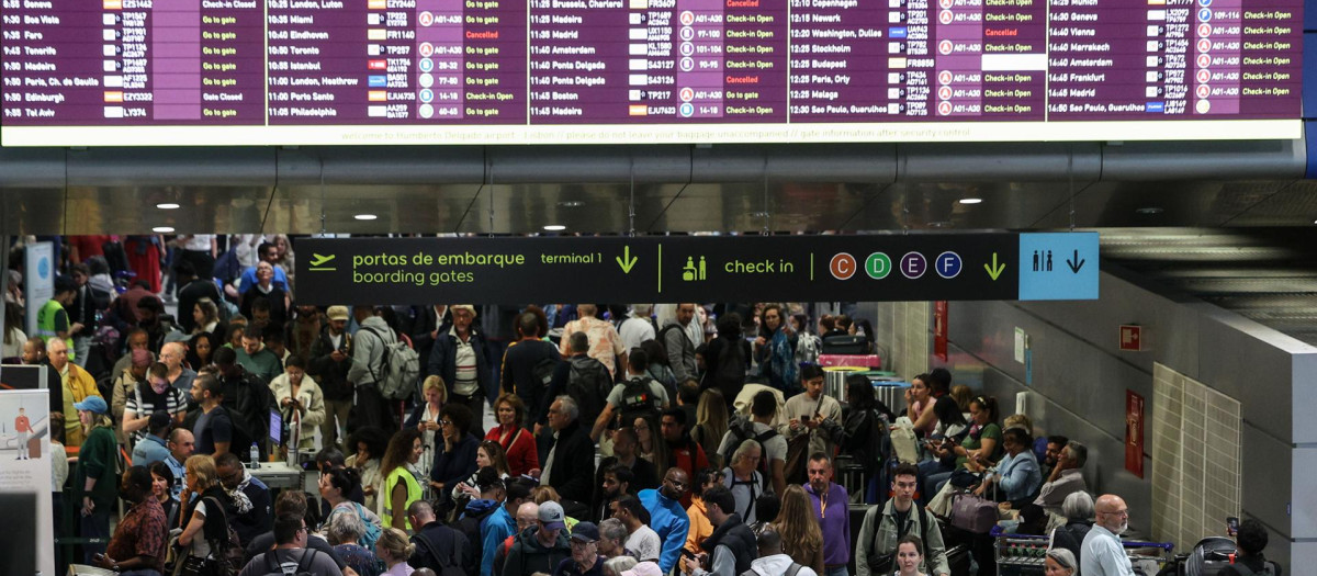 Pasajeros agrupados en el aeropuerto de Lisboa tras el apagón