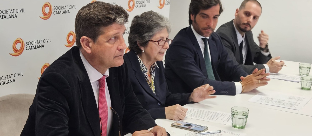 Miembros de Sociedad Civil Catalana y los abogados dan explicaciones de la denuncia