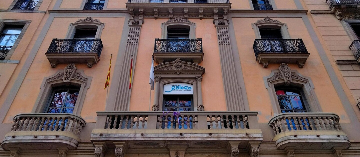 Fachada de la Casa Joan Güell, sede del Centro Gallego de Barcelona