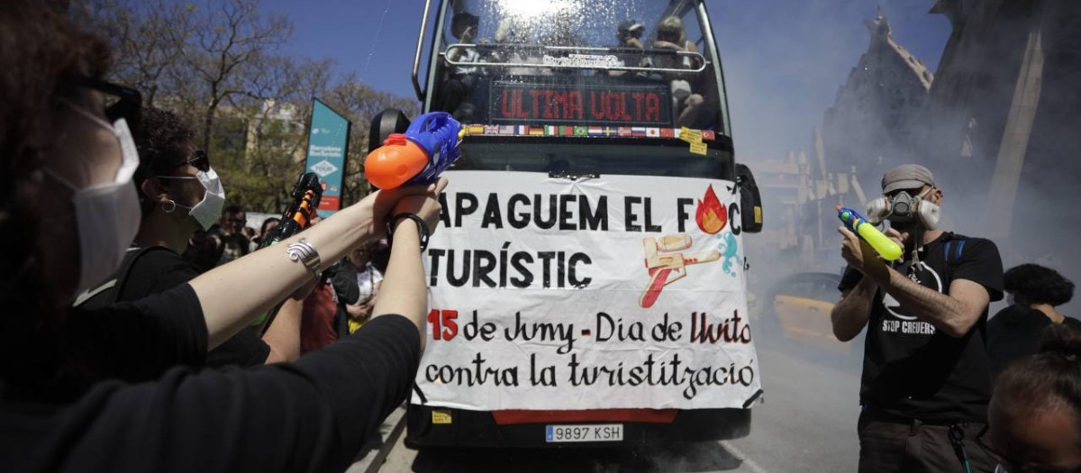 Un momento de la protesta con pistolas de agua contra un bus turístico