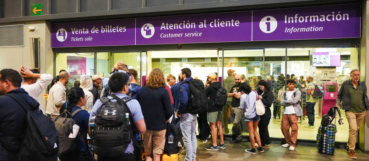 Numerosas personas esperan en la estación de trenes de Santa Justa el día después del apagón