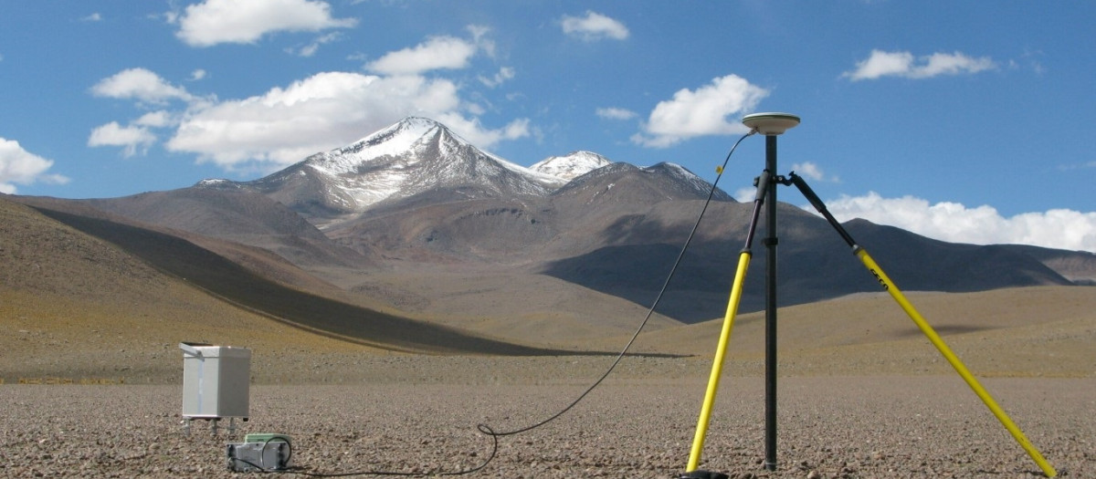 Estación gravímetro y GPS con el Cerro Uturuncu al fondo
REMITIDA / HANDOUT por DUNCAN MUIR, CARDIFF UNIVERSITY.
Fotografía remitida a medios de comunicación exclusivamente para ilustrar la noticia a la que hace referencia la imagen, y citando la procedencia de la imagen en la firma
29/4/2025