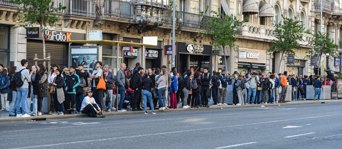 Numerosas personas en la calle, en Burgos, durante el apagón