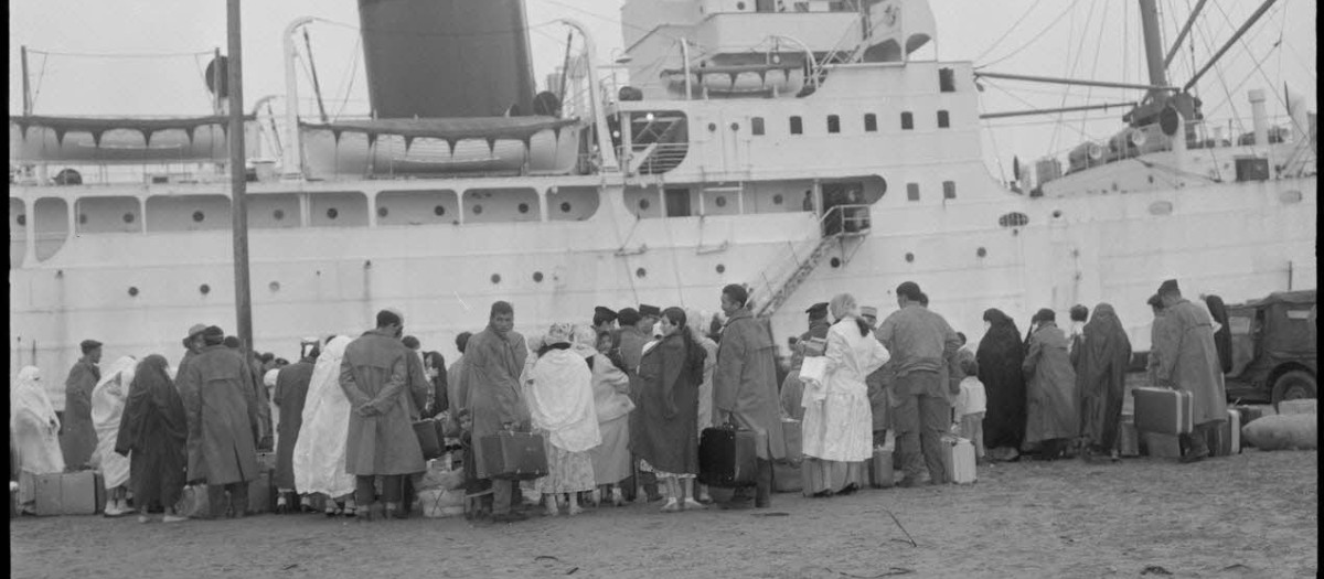 Embarque de refugiados Harki en el puerto de Bône