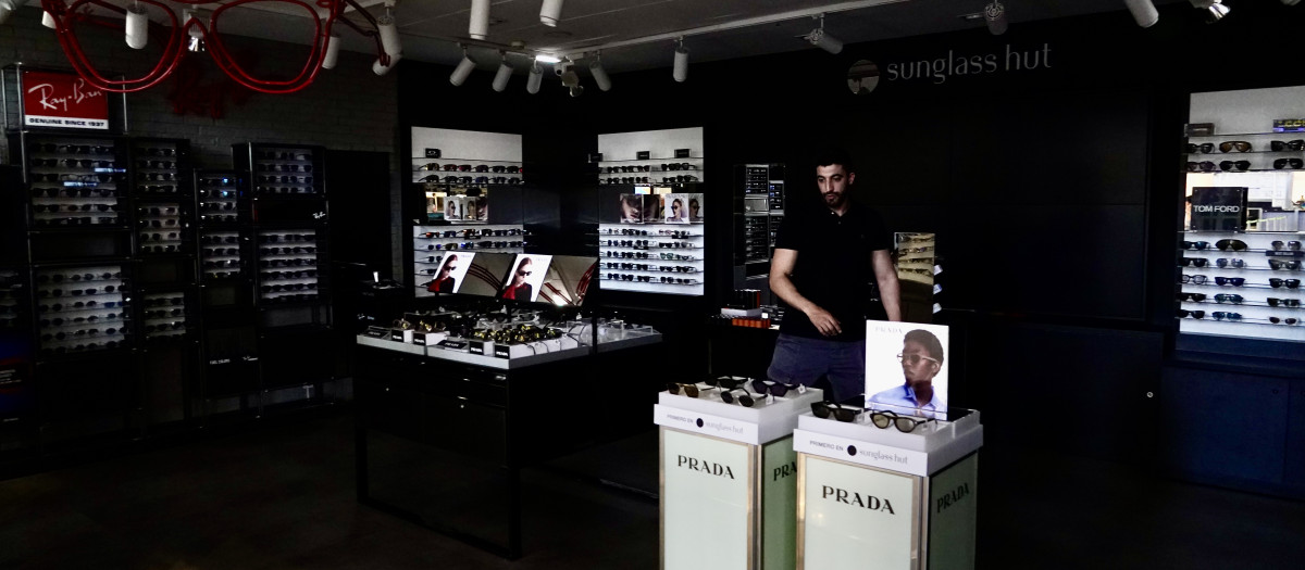 Interior de una tienda a oscuras en Málaga durante el apagón eléctrico
