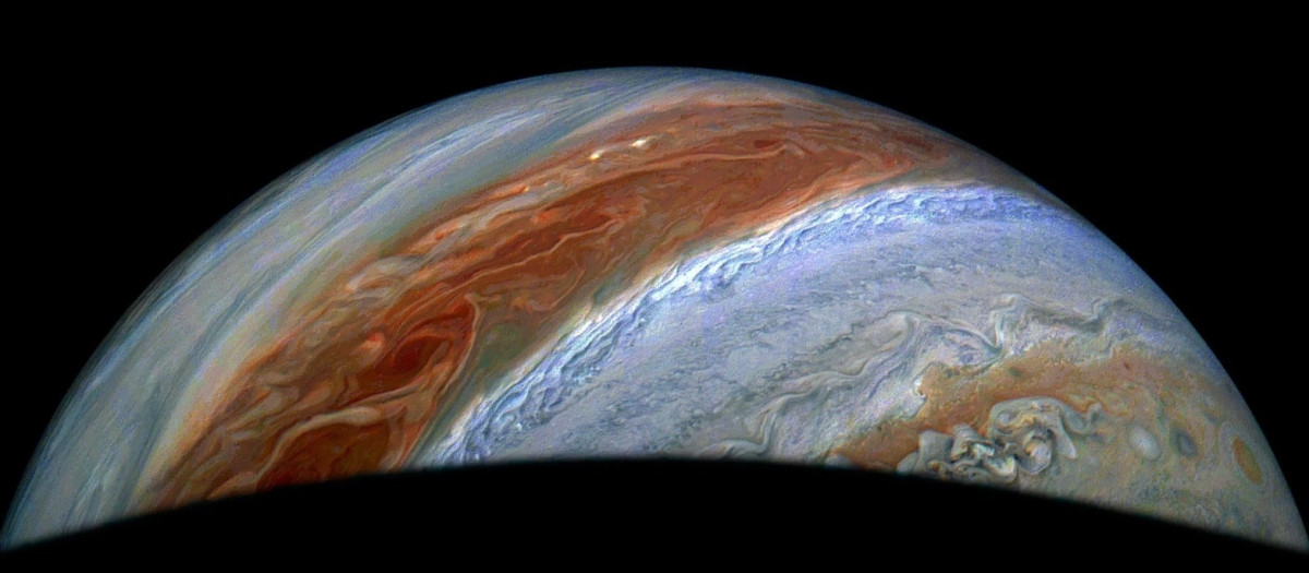 JunoCam, la cámara de luz visible a bordo de la nave Juno de la NASA, capturó esta vista en color mejorado de las altas latitudes del norte de Júpiter desde una altitud de aproximadamente 58.000 kilómetros el 28 de enero de 2025