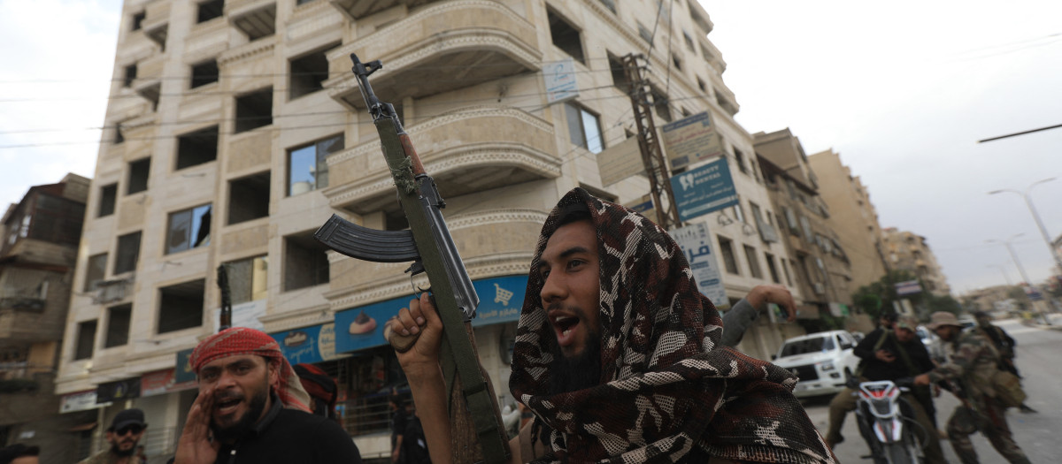 Miembros de las fuerzas de seguridad sirias se despliegan en una zona cercana a Damasco, la capital siria,