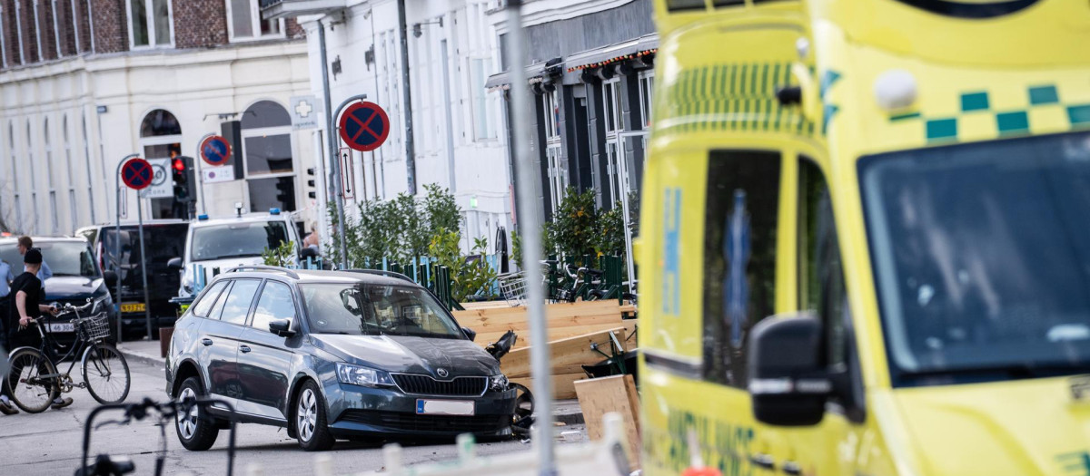 El lugar acordonado de un accidente en Sortedam Dossering, Copenhague
