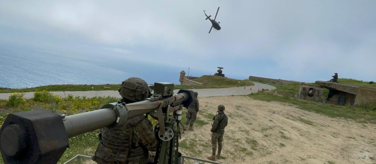 Maniobra conjunta en Ceuta del Batallón de Helicópteros de Maniobra VI y el Regimiento Mixto de Artilleria Nº 30