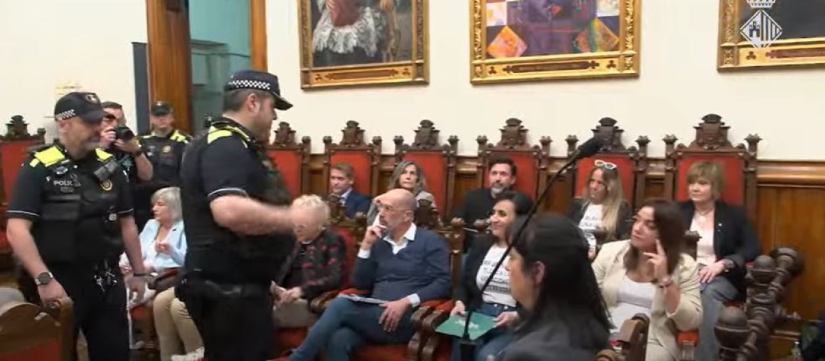 Este es el momento en el que la Policía Municipal desaloja a los tres concejales de Vox del pleno del Ayuntamiento de Terrassa
