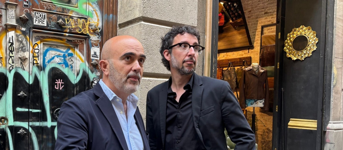 El líder del PP en el Ayuntamiento, Daniel Sirera, junto al portavoz popular en el consistorio, Juan Milián, ante una puerta con pintadas en Ciutat Vella