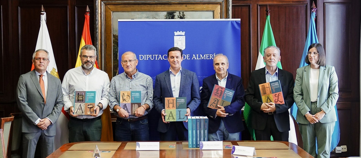 En el centro, el presidente de la Diputación de Almería, Javier Aureliano García, junto con el equipo coordinador de la obra del IEA y la diputada provincial Almudena Morales.
REMITIDA / HANDOUT por DIPUTACIÓN DE ALMERÍA
Fotografía remitida a medios de comunicación exclusivamente para ilustrar la noticia a la que hace referencia la imagen, y citando la procedencia de la imagen en la firma
02/5/2025