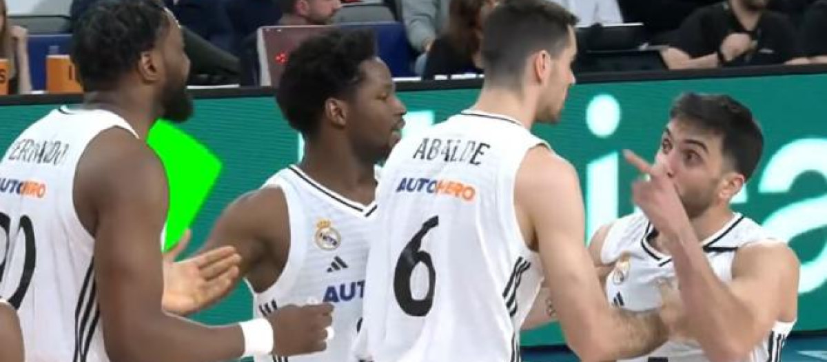Discusión entre Bruno Fernando y Facu Campazzo