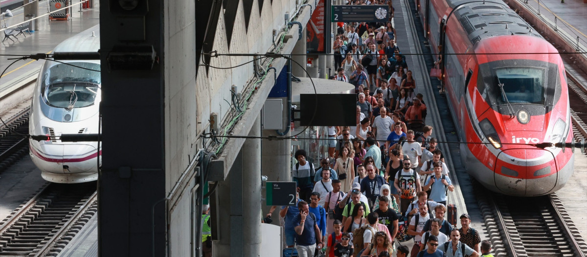 Retrasos masivos en los AVES de Madrid y Sevilla