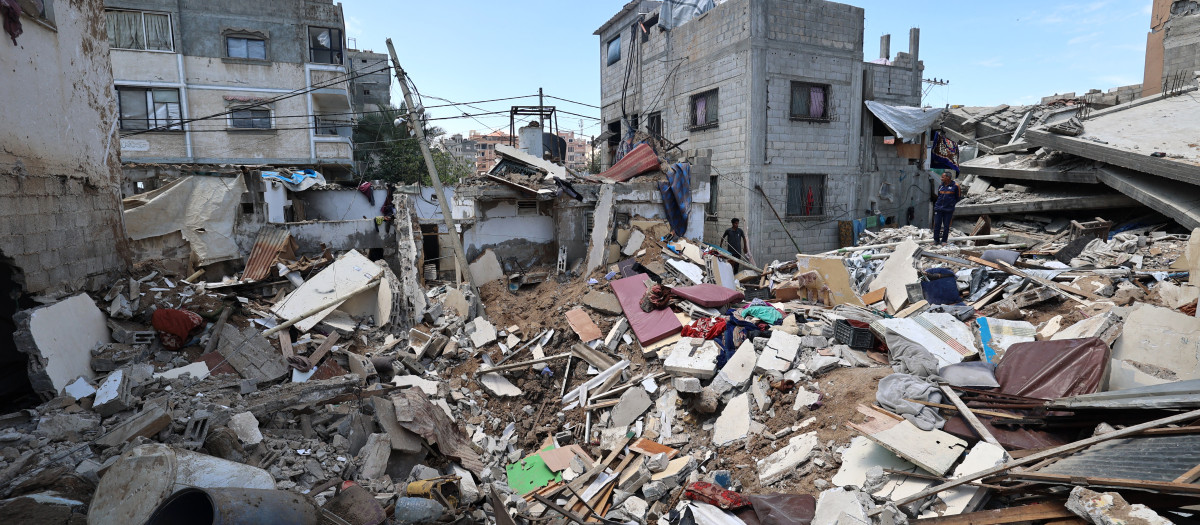 Palestinos inspeccionan los daños tras los ataques israelíes nocturnos en el campo de refugiados de Nuseirat, en el centro de la Franja de Gaza