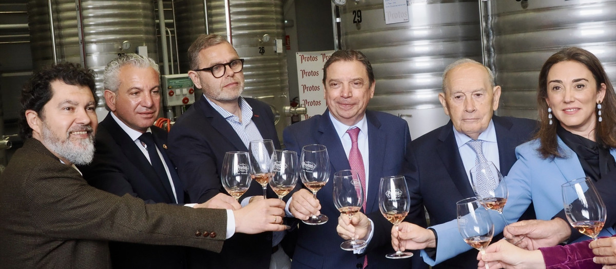 El ministro de Agricultura, Luis Planas, y la consejera de Agricultura, María González Corral, en la Inauguración de la nueva bodega de Protos