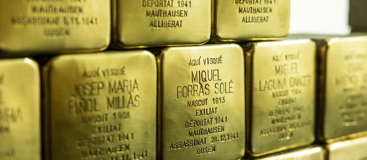 Adoquines stolpersteine para homenajear a las personas que fueron deportadas desde Catalunya a los campos de concentración nazis