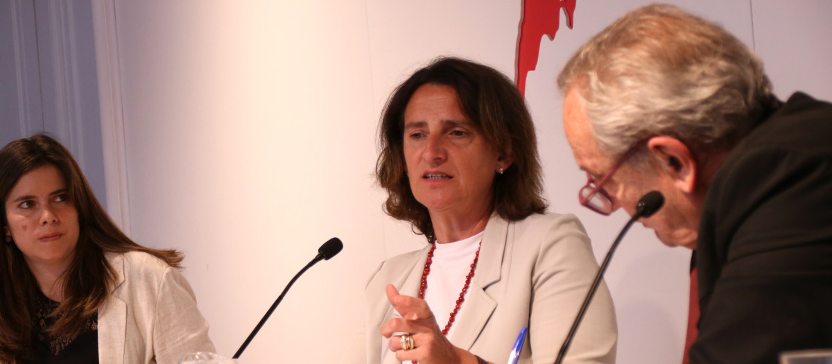 La vicepresidenta de la Comisión Europea para la Transición limpia, justa y competitiva, Teresa Ribera, acompañada de la jefa de la sección de economía y mundo de ACN, Laura Pous, y el periodista Xavier Vidal Folch