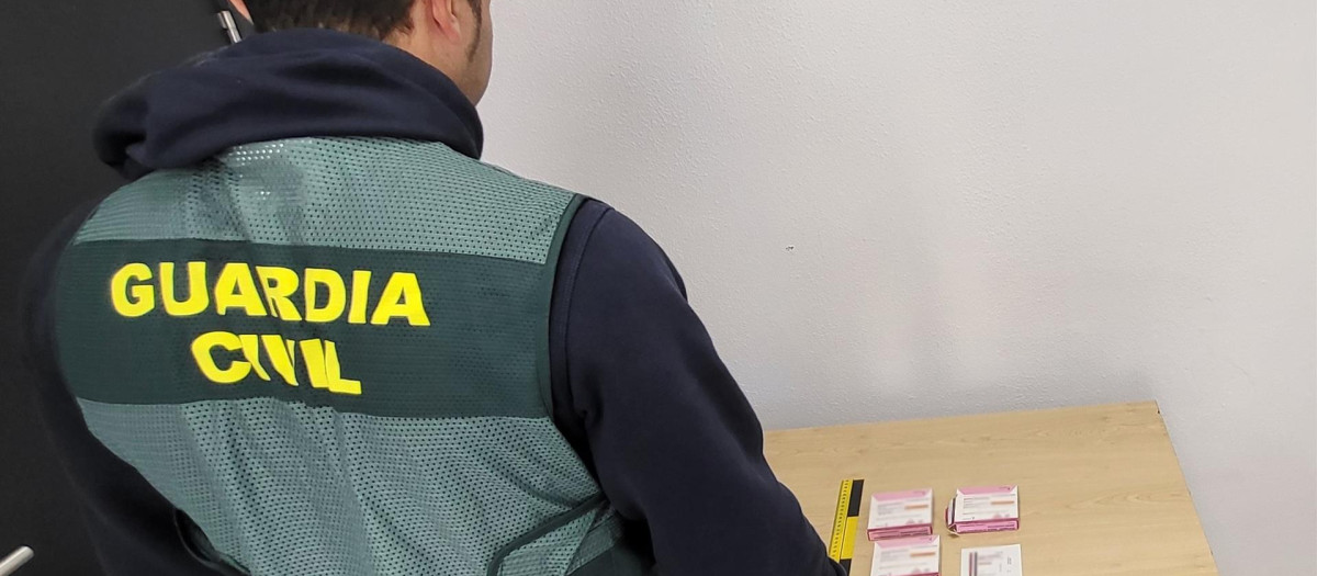 Un agente con unas cajas de parches de fentanilo