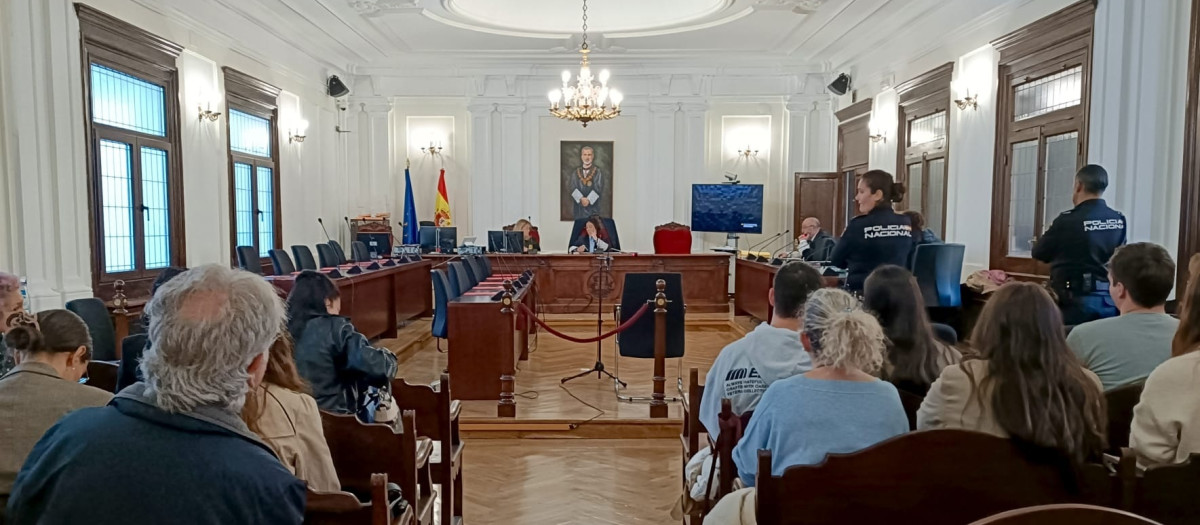 Sala de la Audiencia Provincial de León donde se celebra el juicio conta la auxiliar del centro de mayores
