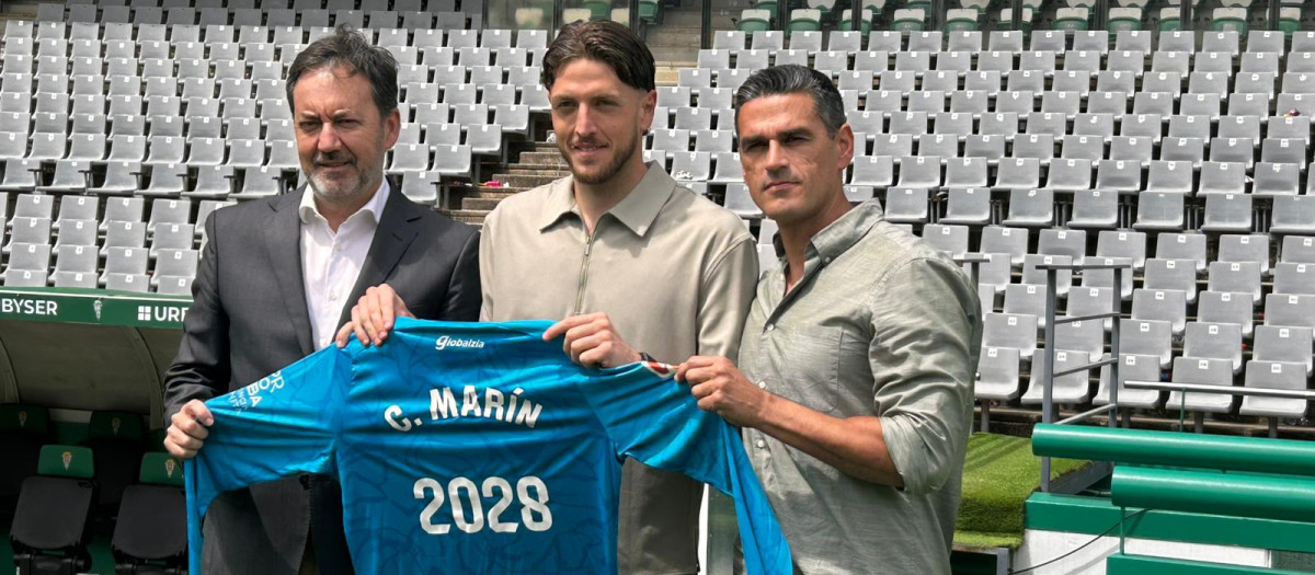 Monterrubio, Carlos Marín y Juanito, en el acto de renovación del portero almeriense hasta 2028