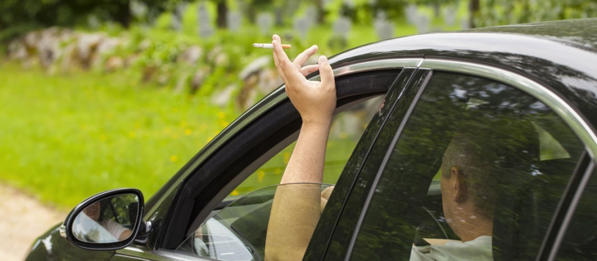 Tirar la colilla por la ventanilla también es extremadamente grave