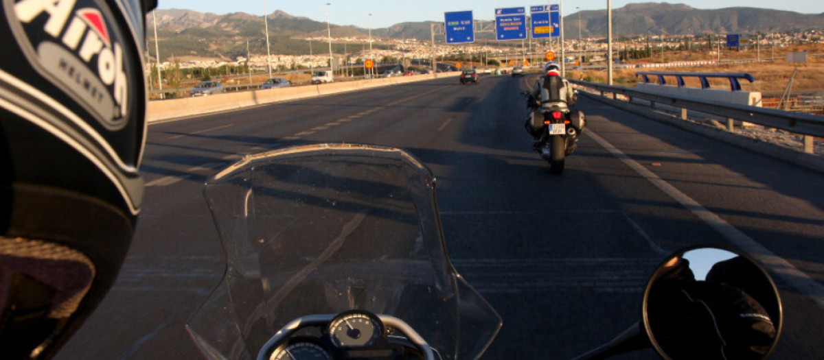 Los motoristas podrán circular por el arcén en determinados casos