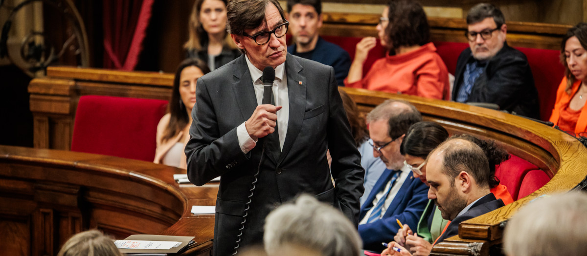 El presidente de la Generalitat, Salvador Illa, interviene en el pleno del Parlament