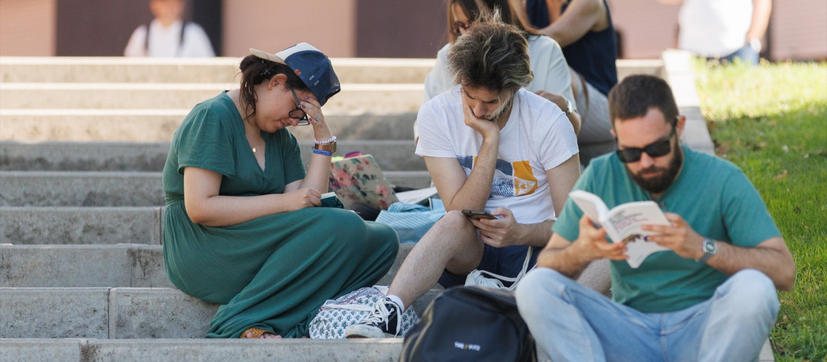 Varios estudiantes repasan antes de que comience un examen