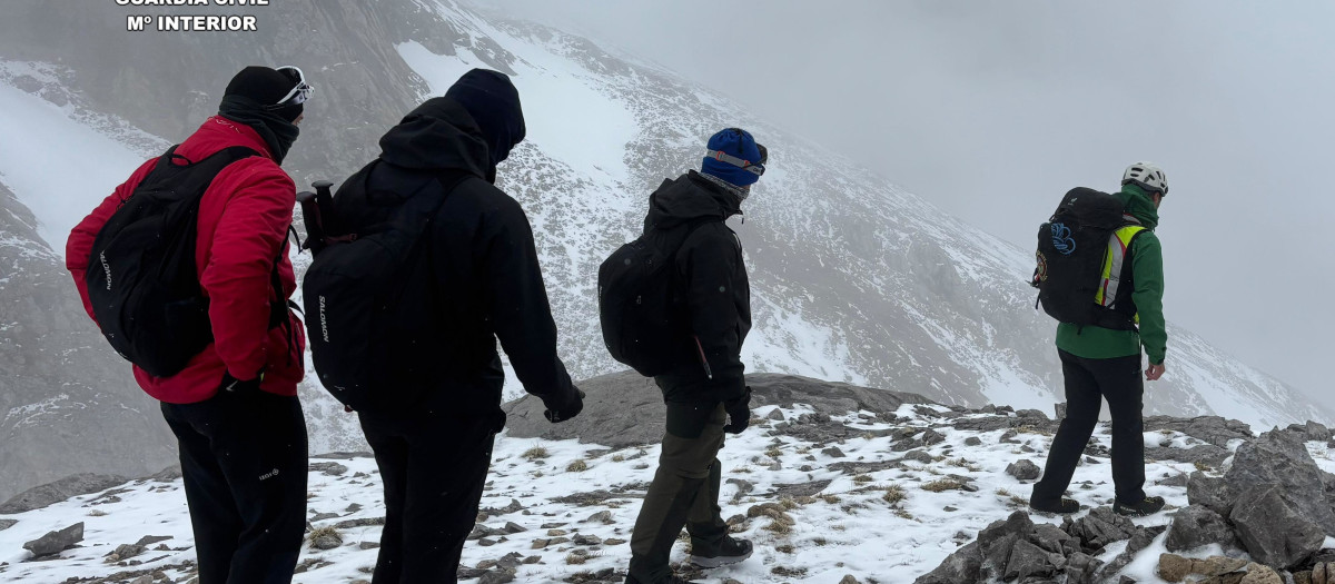 El GREIM rescata a tres jóvenes a más de 2.300 metros en Picos de Europa