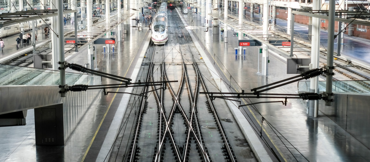 Andenes de la Estación de Atocha con un tren AVE de Renfe