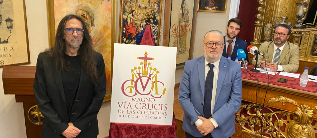 Rafael de Rueda y Manuel Bonilla, junto al logotipo del Vía Crucis Magno