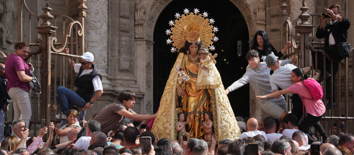 Traslado de la Virgen de los Desamparados en Valencia.