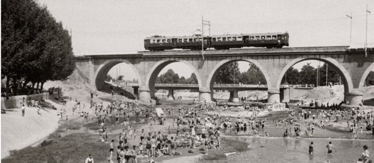 Baños en el Manzanares, junto al Puente de los franceses, en una calurosa tarde del verano de 1946