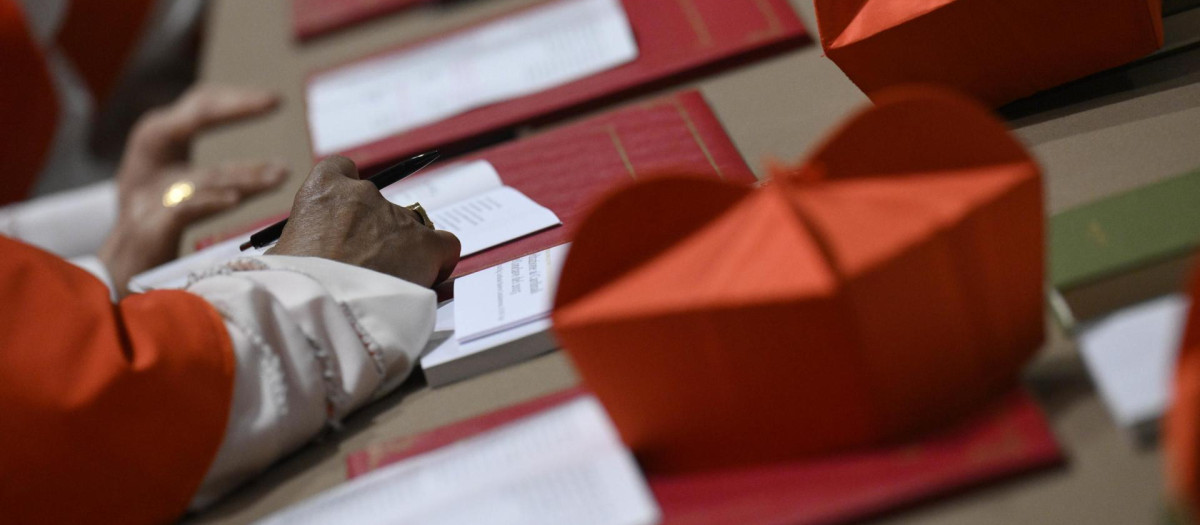 Los cardenales tienen que rellenar la papeleta con letra legible y que no les identifique