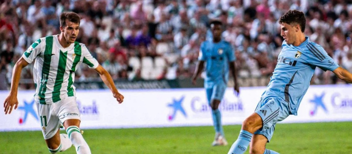 Yoldi persigue un balón en un lance del duelo de la primera vuelta