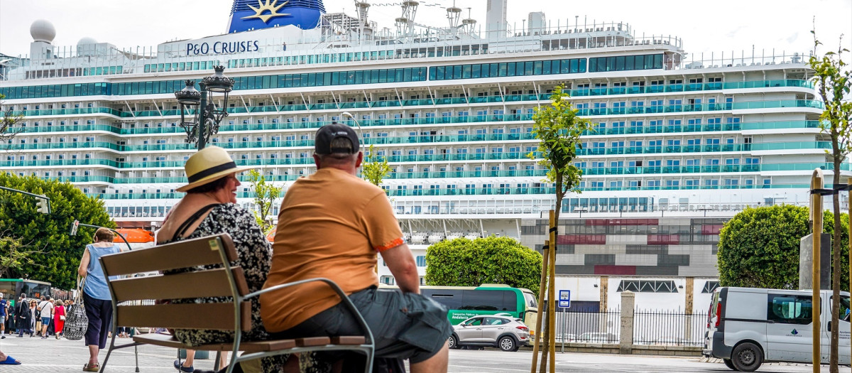 Turistas de un crucero anclado en el puerto de Cádiz.