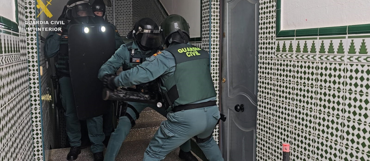 Imagen de la intervención de los agentes en La Rinconada
REMITIDA / HANDOUT por GUARDIA CIVIL
Fotografía remitida a medios de comunicación exclusivamente para ilustrar la noticia a la que hace referencia la imagen, y citando la procedencia de la imagen en la firma
08/5/2025