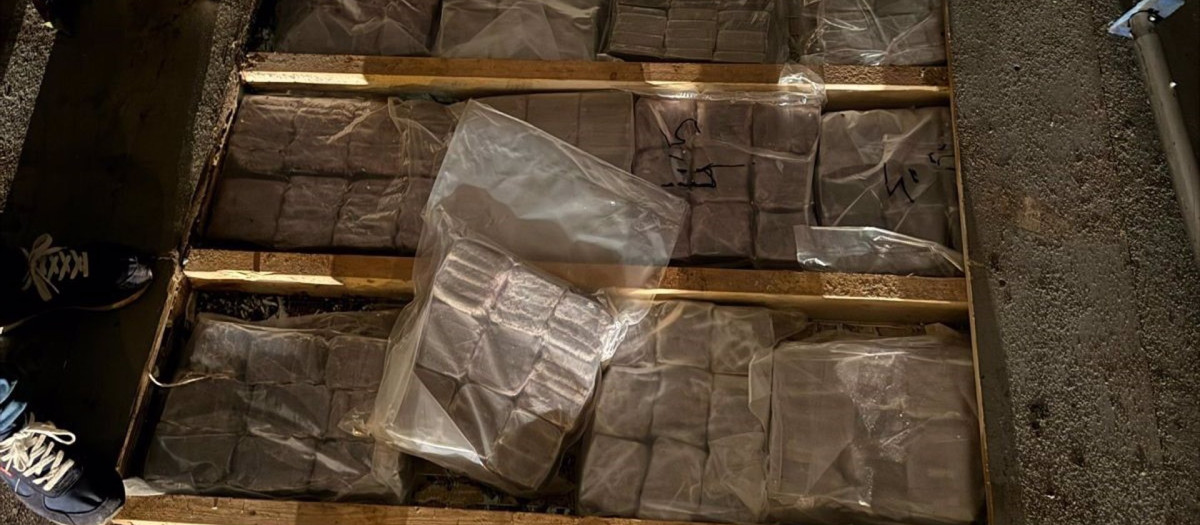 Paquetes de hachís ocultos bajo el suelo de un camión