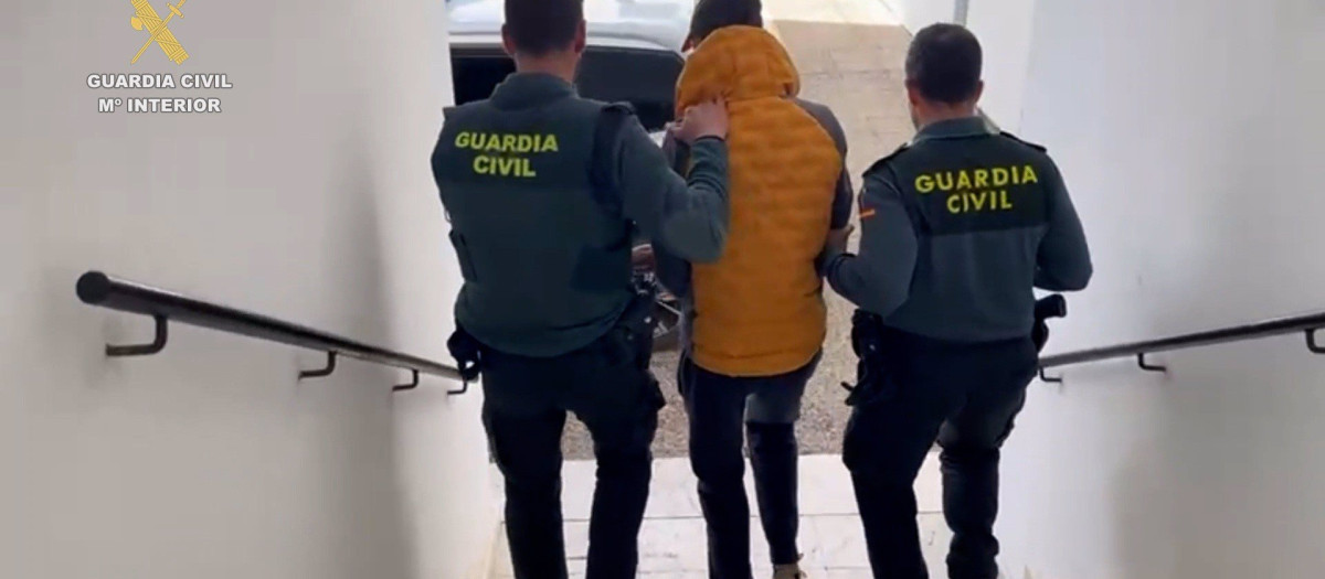 La Guardia Civil conduce a uno de los cuatro detenidos