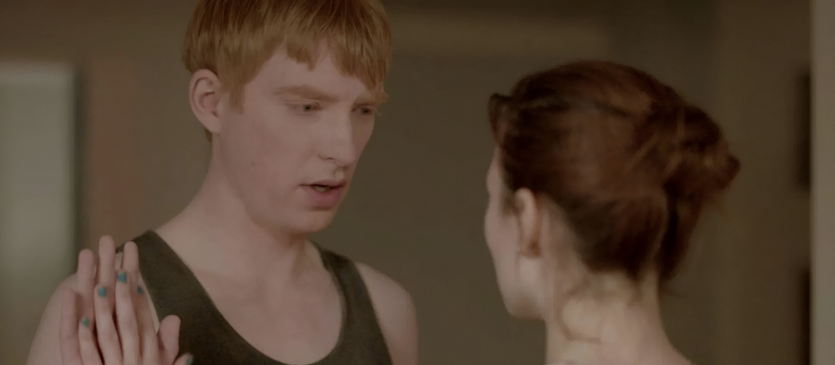 Imagen de la serie Black Mirror en la que crea una copia de una persona fallecida