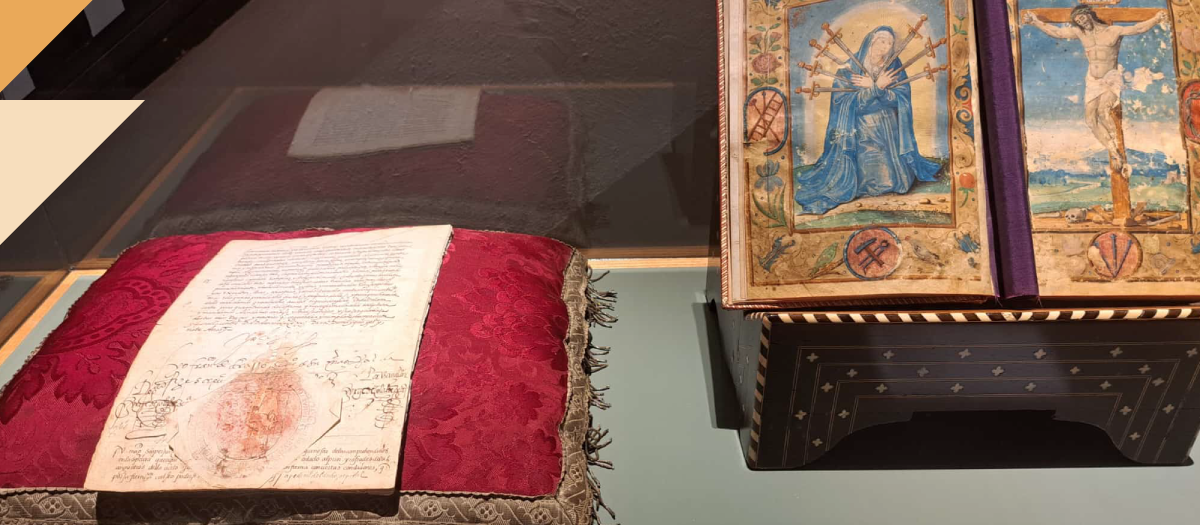 El Tesoro de la Virgen de las Angustias” se ubica en la basílica, concretamente en la zona del antiguo Hospital donde tiene su sede la Hermandad patronal