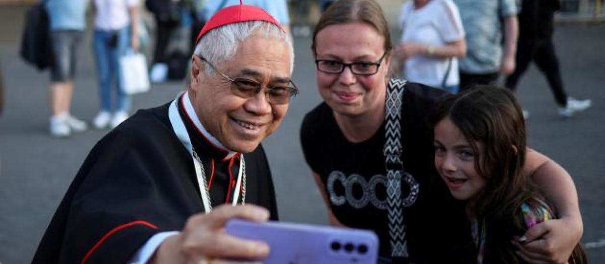 El cardenal William Seng Chye Goh, de-singapur, se toma un 'selfie' con unas fieles en lunes en San Pedro