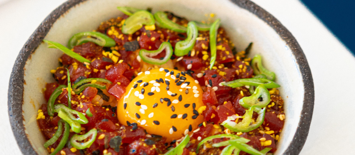 Chirashi sushi de lomo negro, yema de huevo y furikake del chef Dani García